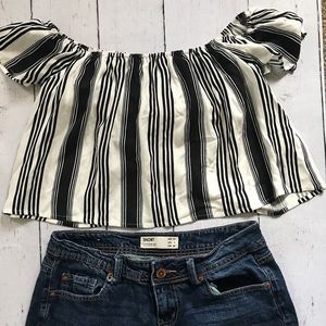 White/ Black off- shoulder crop top 💲